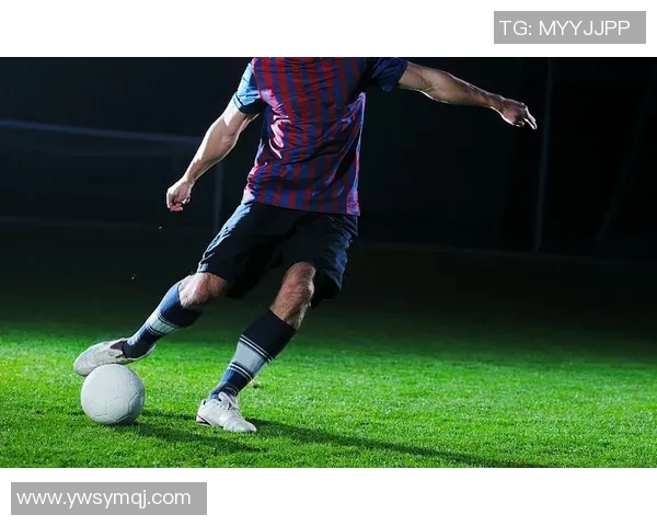 足球明星在球场上的高清瞬间展现他们的激情与风采