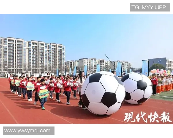 足球明星的孩子们可爱卖萌视频引发网友热议小萌娃们的足球梦想与成长故事